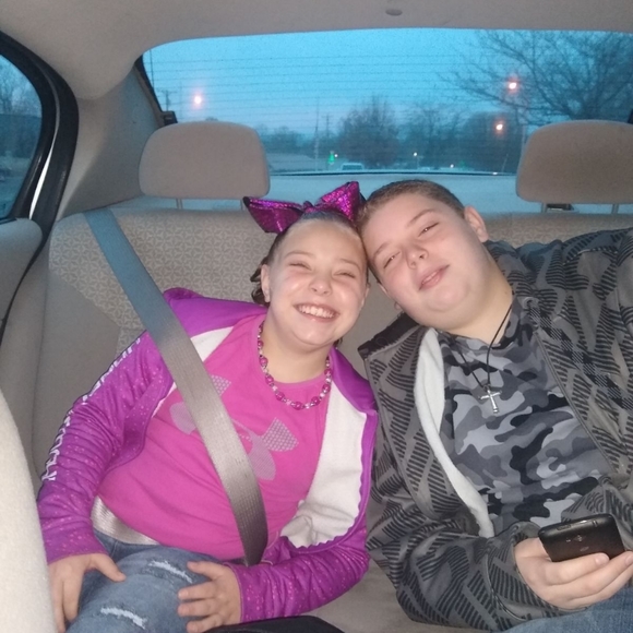 Meet your Posher, Cynthia - Picture 1 of 7